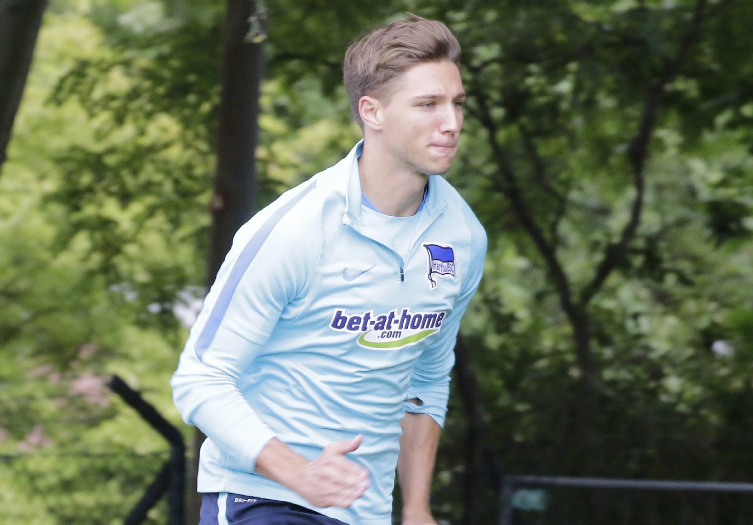 Niklas Stark, Innenverteidiger: Musste nach knapp einer halben Stunde verletzungsbedingt den Platz verlassen, dessen eine Hälfte er zuvor wieder zuverlässig gegen Eindringlinge verteidigt hatte. Die Verteidigung übernahm Jens Hegeler.