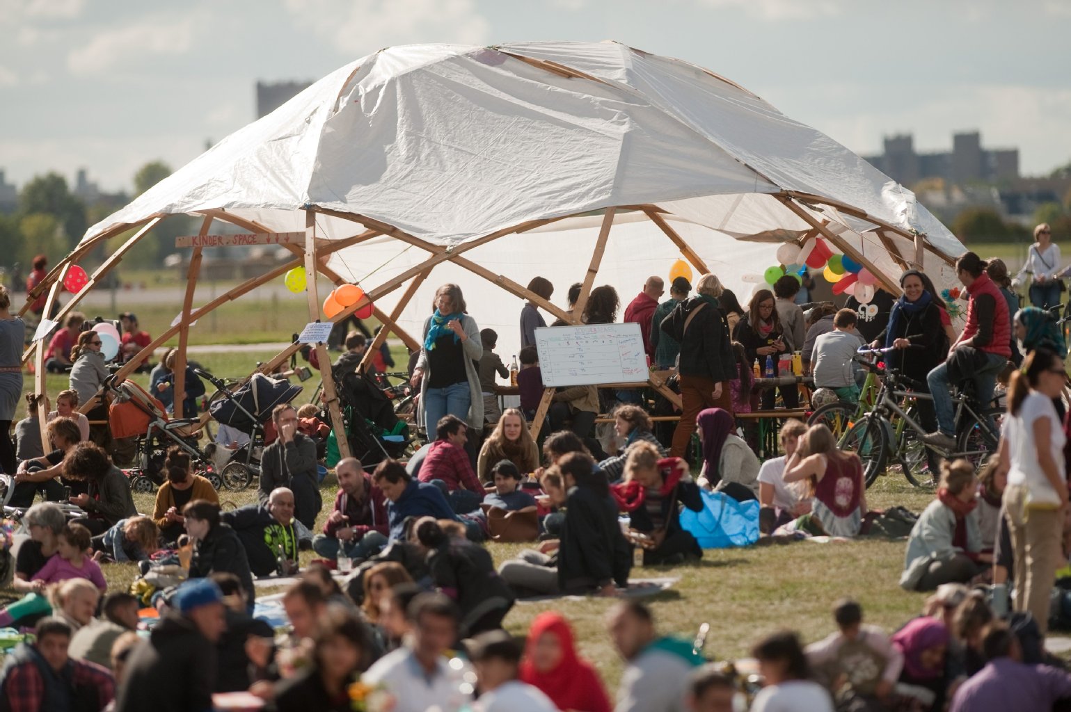 Willkommens-Picknick für Geflüchtete auf dem Tempelhofer Feld