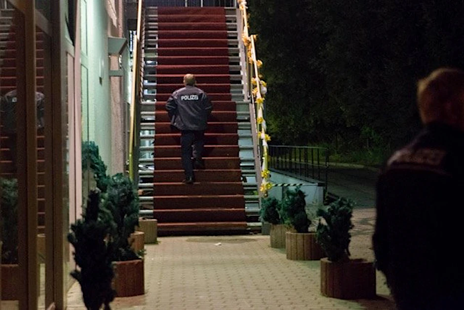 Bei einer Hochzeit in Berlin-Treptow wurde ein Mann von einem anderen Gast mit einem Messer verletzt.