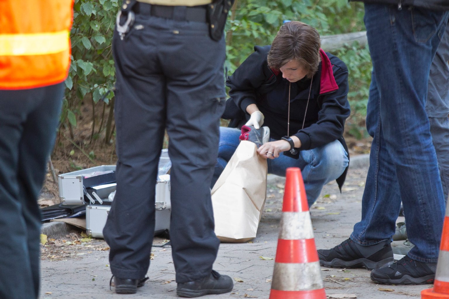 Nach dem Übergriff auf einen Polizisten im Volkspark Hasenheide werden am Tatort Spuren gesichert.