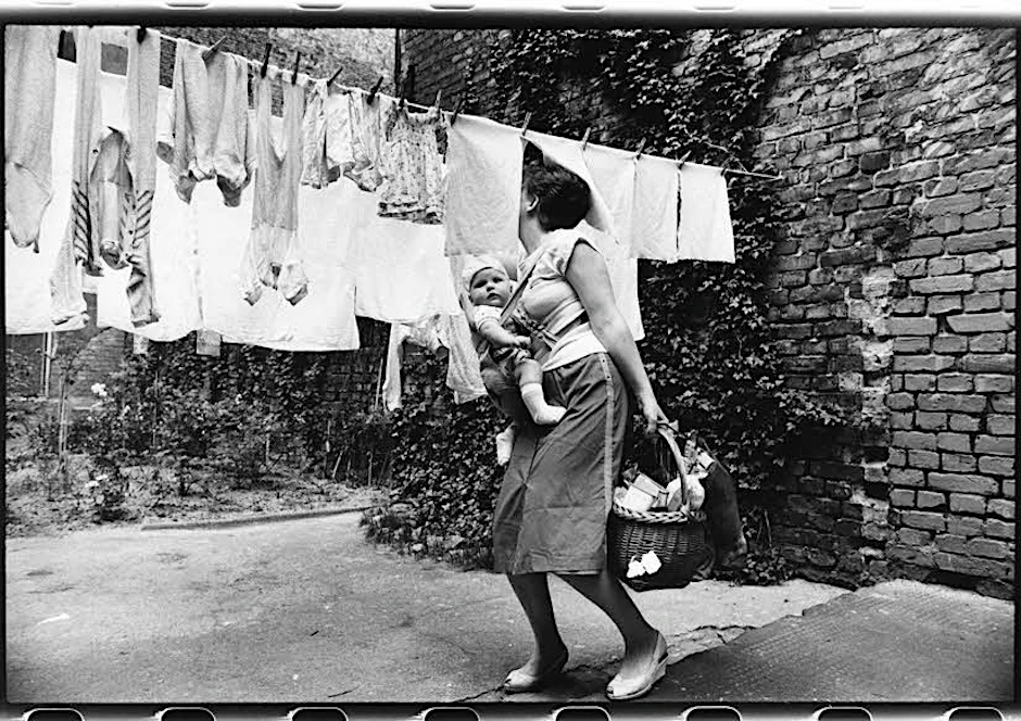 Lebenskunst: Barbara Köppe: „Ohne Titel“, aus der Serie: „Frauen-Schönheit-Schicht. Frauen im VEB Kosmetik-Kombinat“, 1989.