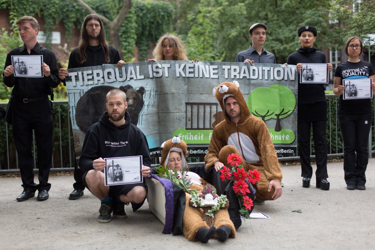 Proteste gegen die Bärenhaltung im Köllnischen Park in Berlin-Mitte: Tierschützer versammeln sich nach dem Tod von Stadtbärin Maxi am Gehege.