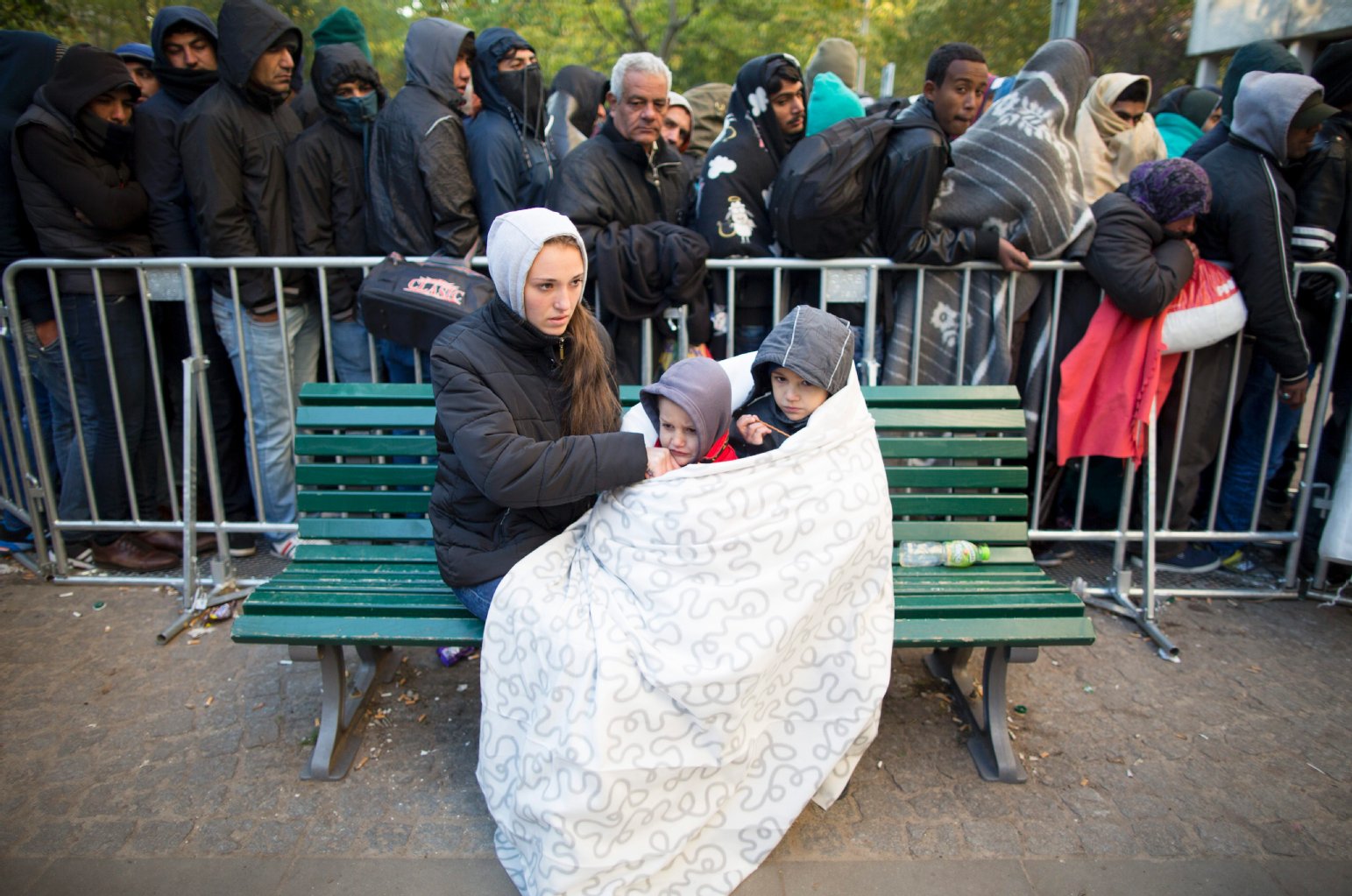 Wie jeden Tag warten die Flüchtlinge vor dem Lageso auf ihre Registrierung. Am 12. Oktober müssen sie bei Temperaturen um den Gefrierpunkt ausharren.