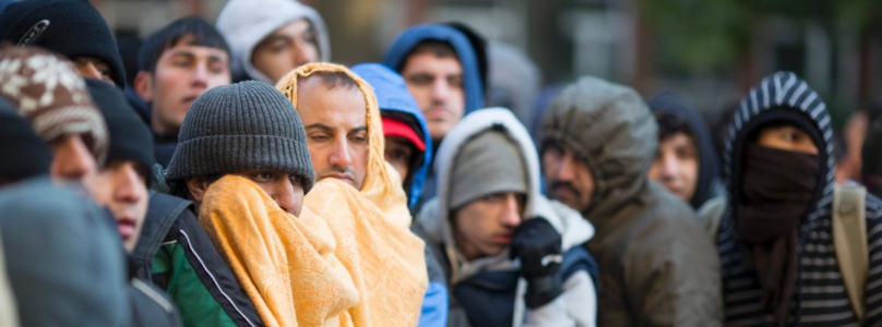 Mützen, Schals und Handschuhe - die Flüchtlinge müssen der Kälte trotzen. Mit dem Umzug der Erstaufnahmestelle nach Wilmersdorf in die Bundesallee soll das Warten unter freiem Himmel ein Ende haben.