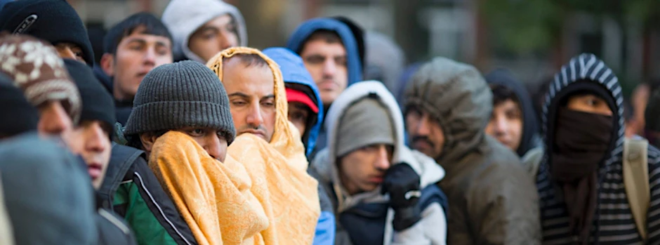 Mützen, Schals und Handschuhe - die Flüchtlinge müssen der Kälte trotzen. Mit dem Umzug der Erstaufnahmestelle nach Wilmersdorf in die Bundesallee soll das Warten unter freiem Himmel ein Ende haben.