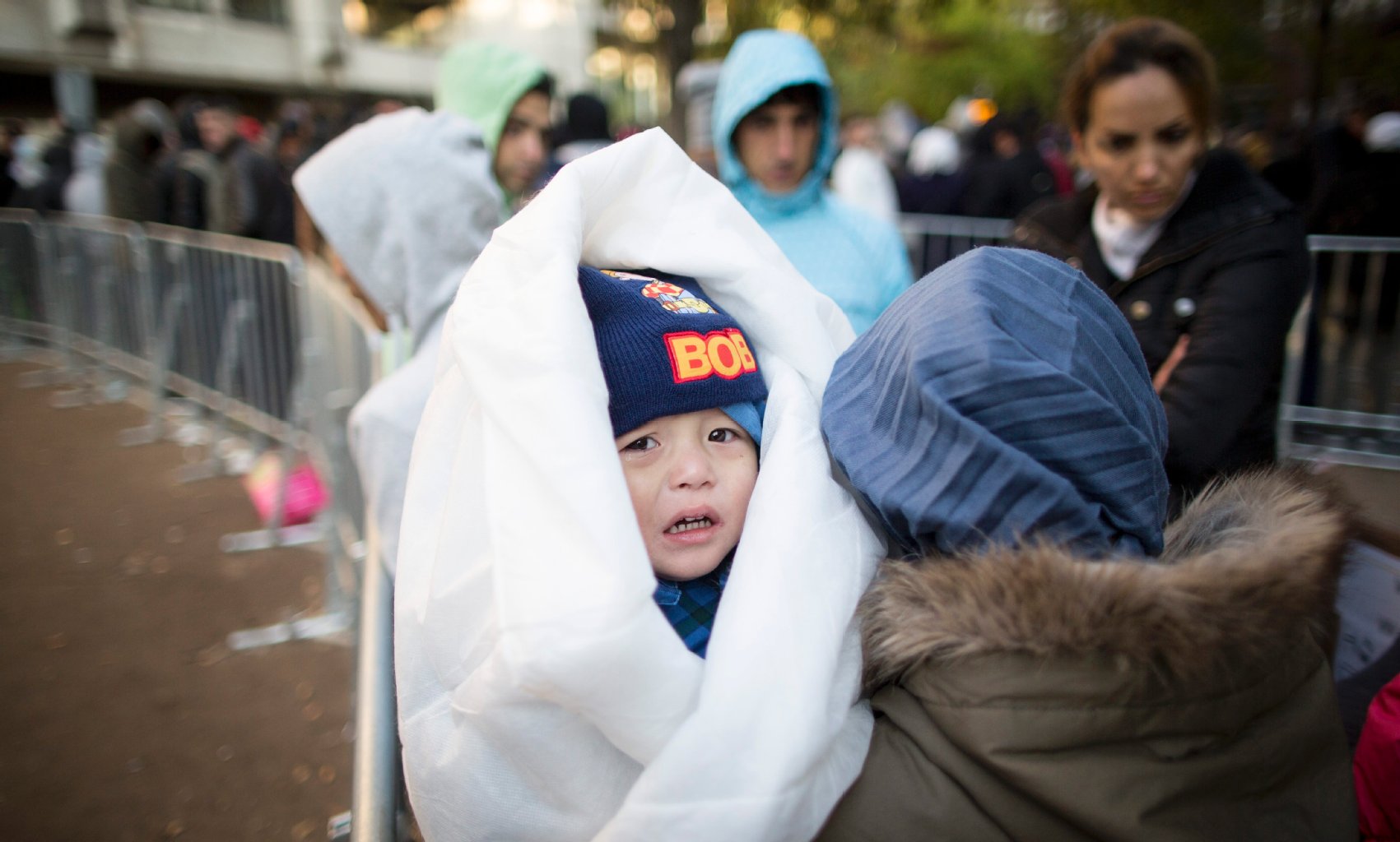 Um die Kinder vor den frostigen Temperaturen zu schützen, werden sie in Decken gehüllt.