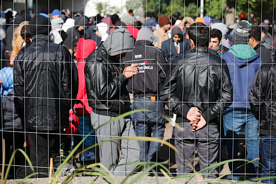 Täglich warten viele Flüchtlinge in Berlin auf ihre Registrierung.