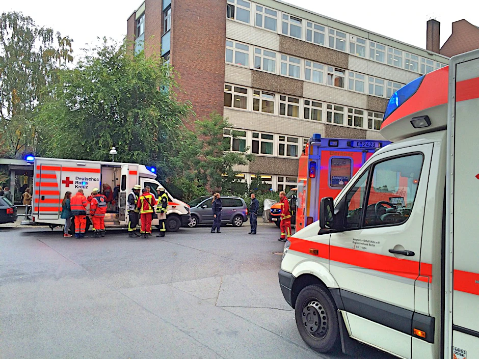 An der Schule in der Donaustraße ist die Feuerwehr im Großeinsatz.