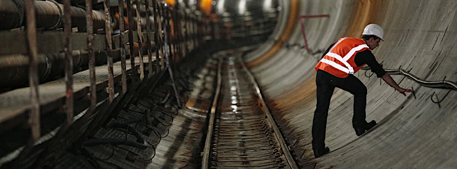 Durch diese Röhre wird sie fahren, die U 5. Die Gleise liegen dort provisorisch, auf ihnen bewegte sich der Tunnelbohrer. Die endgültige Trasse wird noch gebaut.