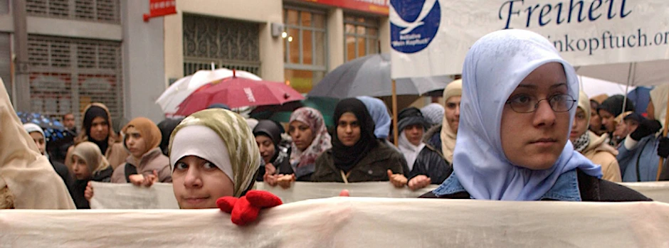 Muslimische Frauen demonstrierten 2004 in Berlin gegen ein Kopftuchverbot (Archivbild).