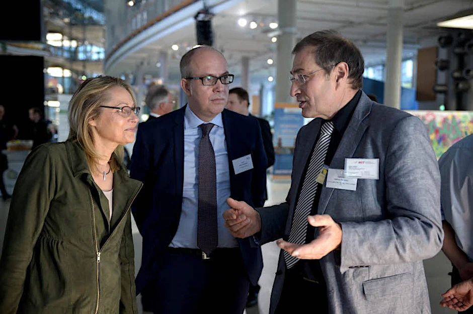 Wirtschaftssenatorin Cornelia Yzer und der Geschäftsführer des Berliner Verlags, Jens Kauerauf, auf dem Kongress im Gespräch mit Helmut Kaddatz, Inhaber des Geschäfts Licht+Funktion (v. l.).