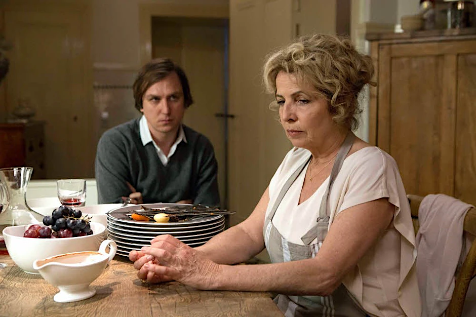 Lars Eidinger und Michaela May in „Familienfest“. Der Titel muss Ironie sein.