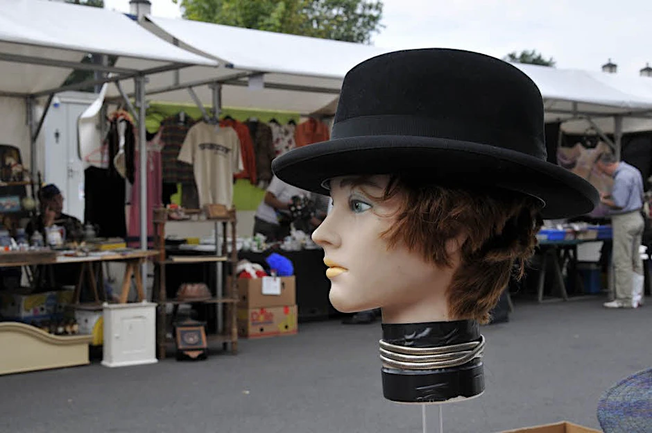Nicht nur Ramsch, auch schicke Hüte kann man auf dem Markt kaufen.