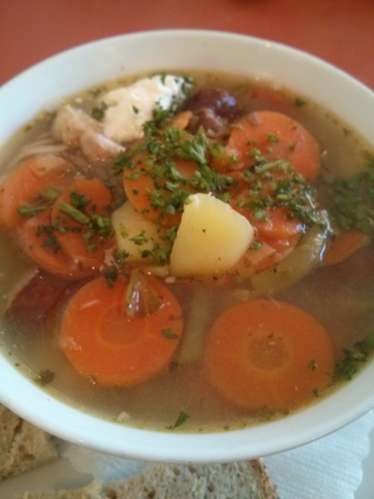 Spanischer Bauerntopf mit Knacker gibts bei Suppen Cult.