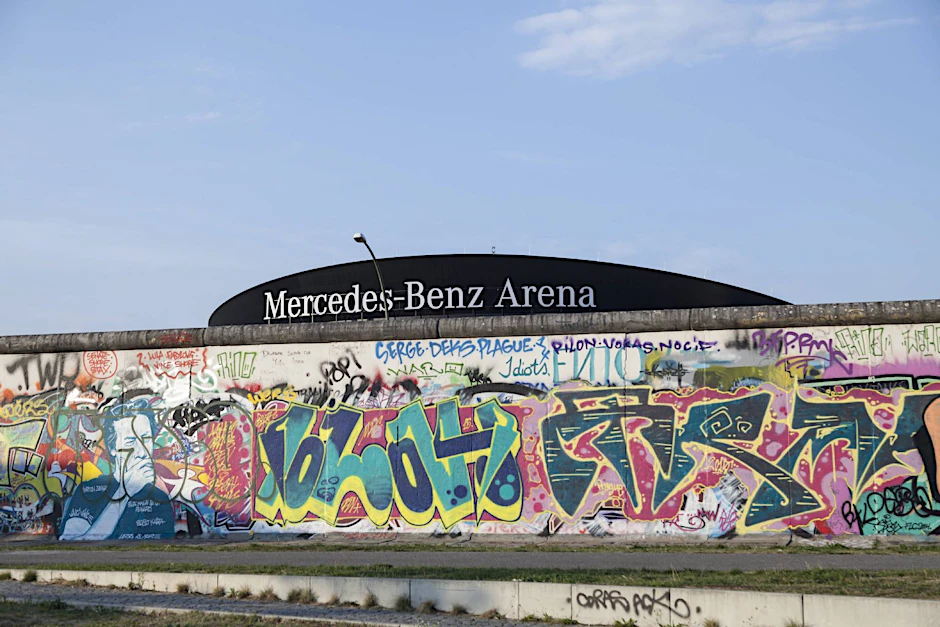 Erstmals seit sechs Jahren wird die East Side Gallery in Friedrichshain wieder gereinigt.