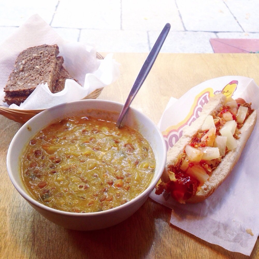 Eine deftige Suppe und ein Hawaii Hot Dog.