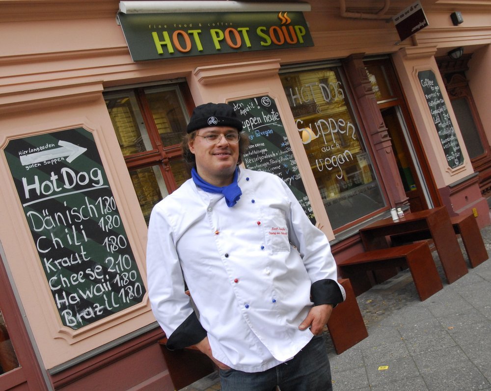 Chefkoch und Inhaber Frank vor seinem Suppenladen in Kreuzberg.