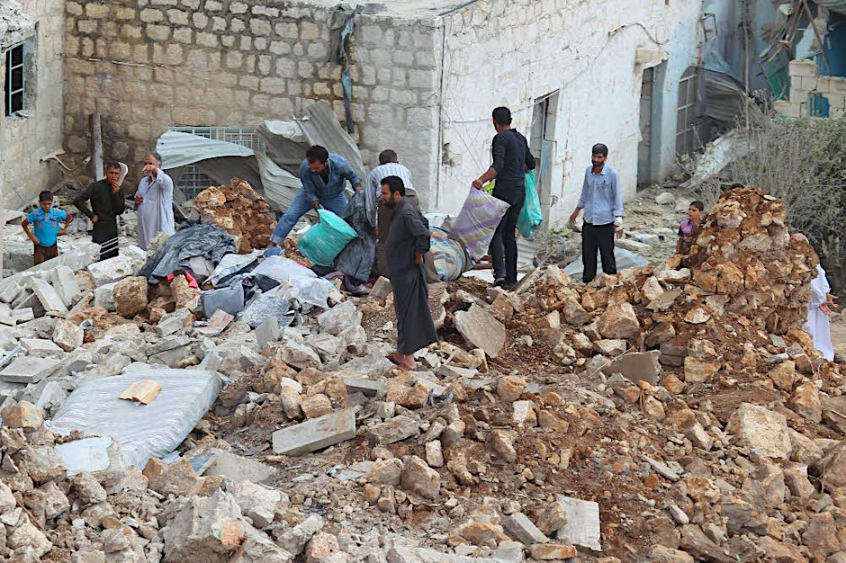 Suche in Trümmern nach einem russischen Angriff nahe Aleppo.