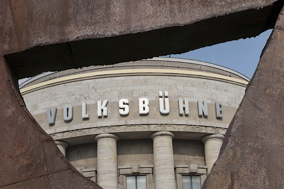 Wird demnächst gehätschelt: Die Volksbühne am Rosa-Luxemburg-Platz.