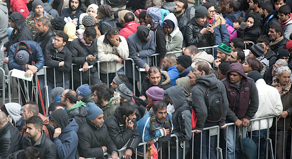 Seit Monaten das gleiche Bild: Wartende Flüchtlinge auf dem Gelände des Landesamtes für Gesundheit und Soziales (LaGeSo).