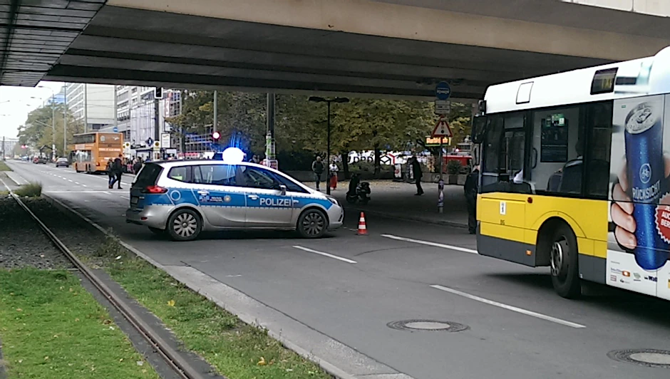 Beamte sperren die Straßen rund um den Alexanderplatz ab (22.10.2015).