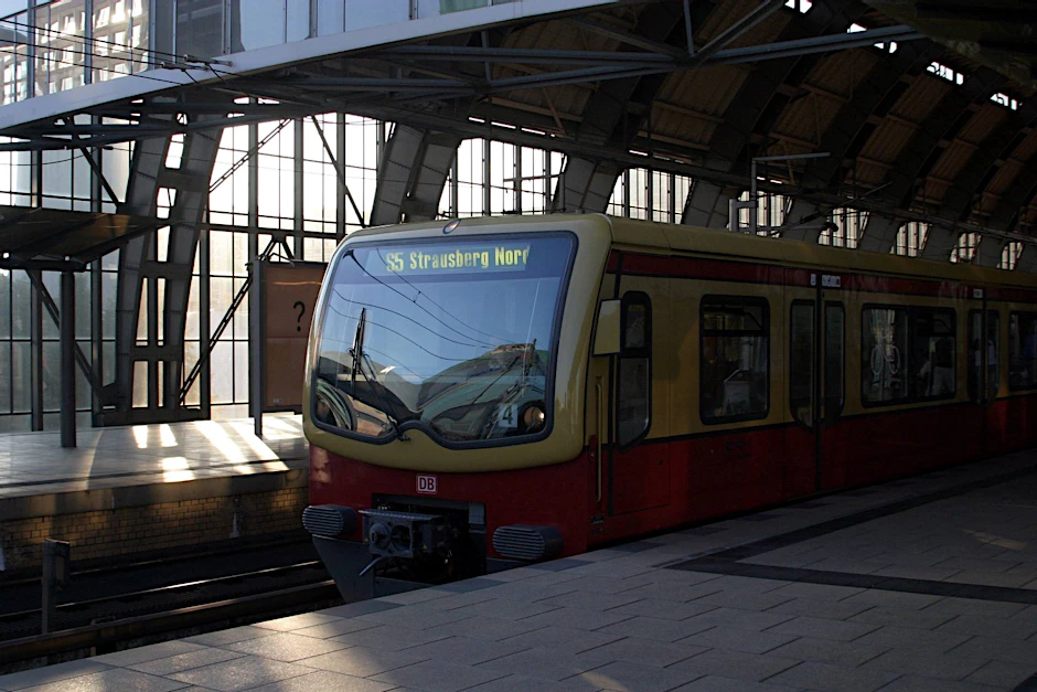 Ein Zug der S-Bahnlinie S5 in Berlin.