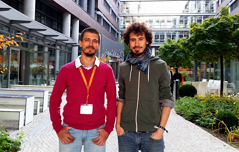 Programmieren für Berlin: Peter Palmreuther (l.) von „Lagesonum“ und Riaan Stipp vom „Volunteer-Planner“.