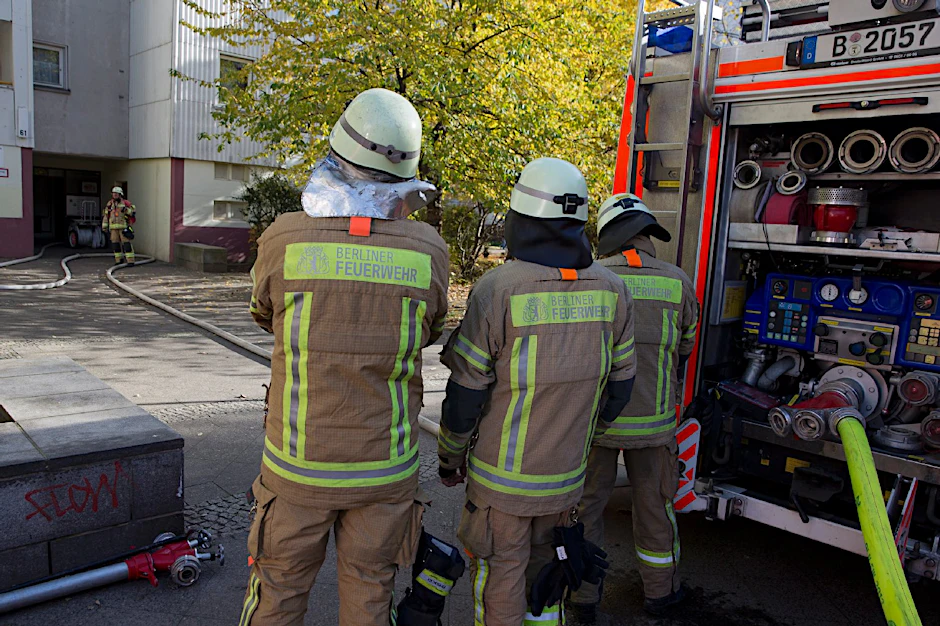Die Feuerwehr konnte nach ihrem Eintreffen den Brand schnell unter Kontrolle bringen. Zu diesem Zeitpunkt hatten Nachbarn den kleinen Jungen schon gerettet.