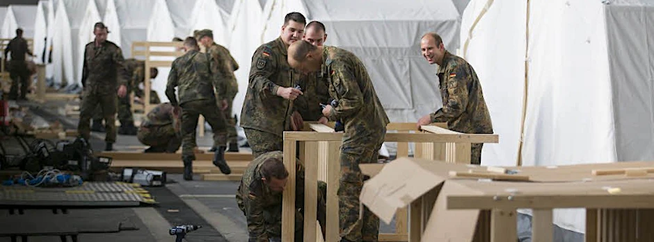 Bundeswehrsoldaten haben geholfen, den Hangar einzurichten.