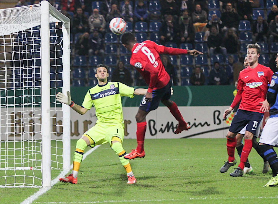 Salomon Kalou köpft zum 1:1 (27.10.2015 gegen Frankfurt).