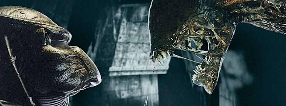 Hier prallen Monsterwelten aufeinander: Im Film "Alien vs Predator" (2004) jagen außerirdische Monstersöldner (l.) ihre xenomorphen Spielzeuge (r.). Und das am Ende der Welt - in der Antarktis.