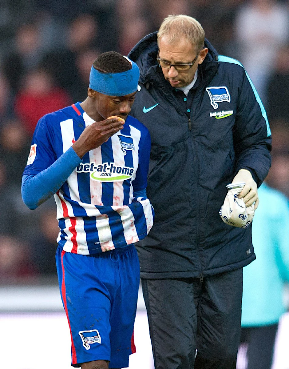 Sinnbildlich für das Spiel: Herthas Salomon Kalou geht mit einer Wunde am Kopf und einem Verband in der Spielpause vom Platz.