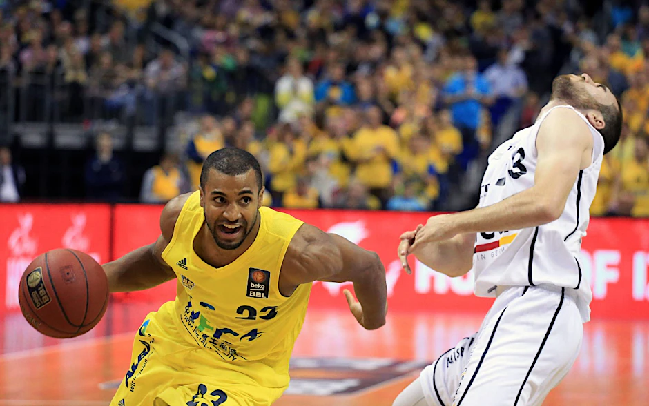 Die Bayreuther Spieler hatten gegen Alba oft das Nachsehen. Hier zieht Berlins Jordan Raylor an Jacob Odum vorbei.