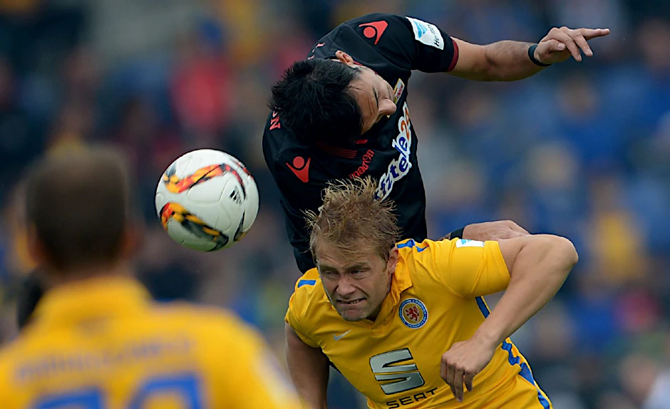 Braunschweigs Jan Hochscheidt (unten) und Unions Benjamin Kessel kämpfen um den Ball.