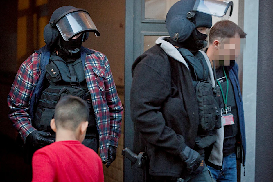 Beamte eines Spezialeinsatzkommandos und Zivilkräfte nahmen in der Harzer Straße in Neukölln einen polizeibekannten Intensivtäter fest.