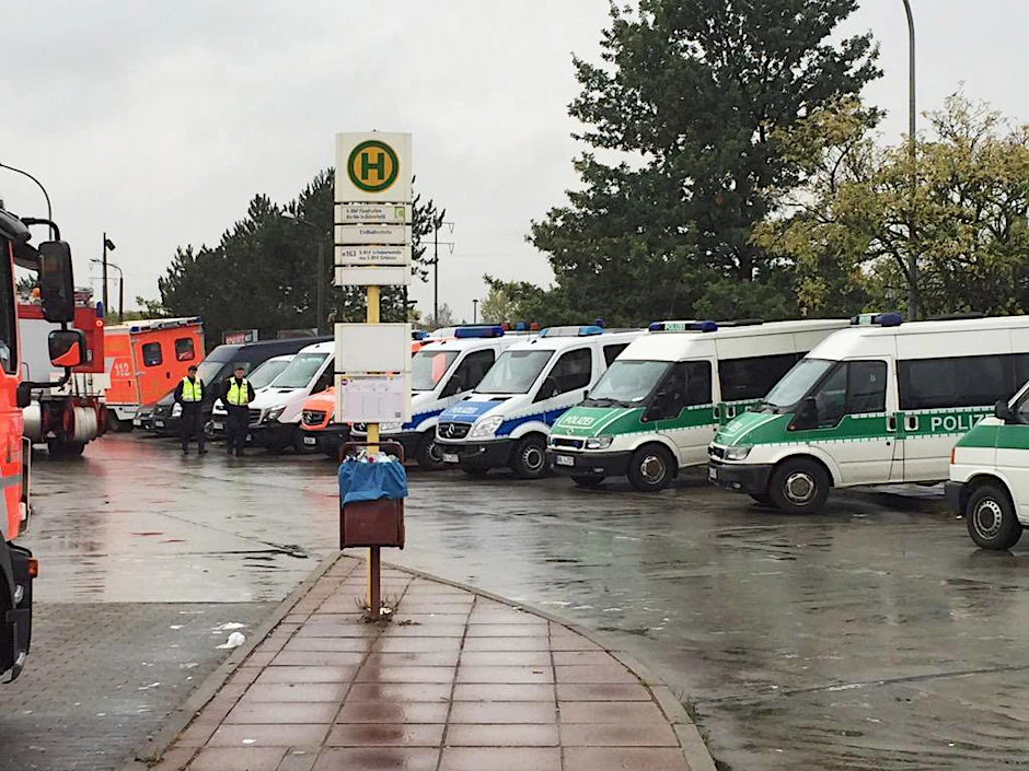 Polizei am Bahnhof Schönefeld.