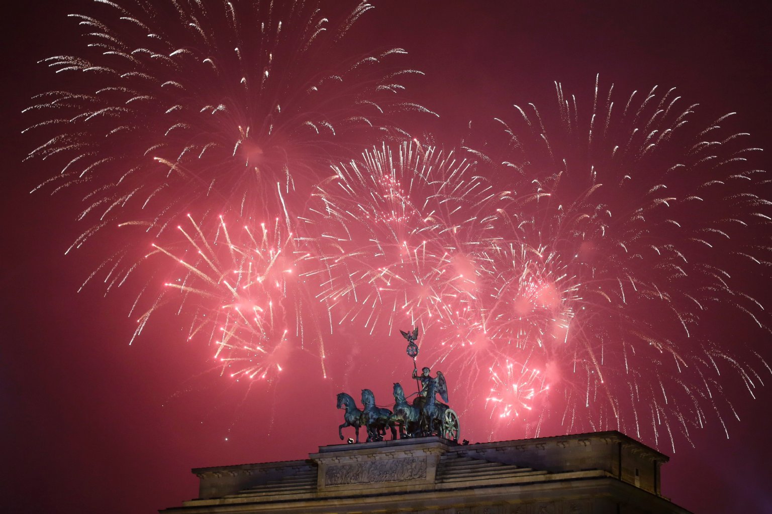 Um Mitternacht erleuchtete ein achtminütiges Feuerwerk mit mehreren tausend Effekten den Himmel über dem Brandenburger Tor.