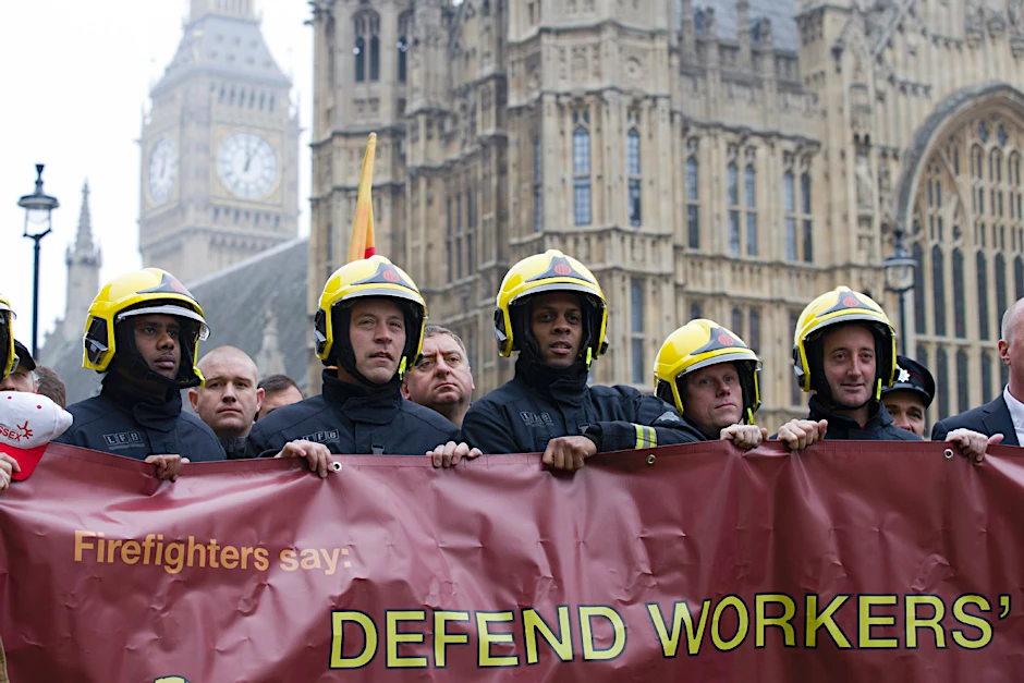 Feuerwehrleute protestieren in London gegen die geplanten Einschränkungen des Streikrechts im öffentlichen Dienst.