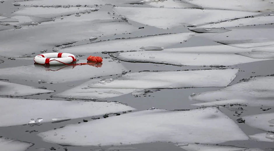 Auf solch einer Eisscholle lag am Sonnabend die Puppe.