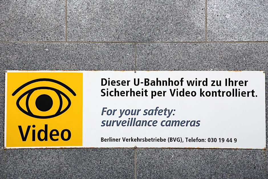 Hinweis zur Videoüberwachung in Berliner U-Bahnhöfen.