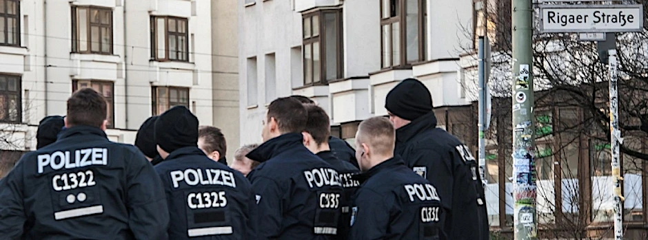 Nach einem Angriff auf einen Kontaktbereichsbeamten haben Polizeieinheiten am Abend des 13.01.2016 das der linksextremen Szene zugerechnete Wohnhaus Nr. 94 durchsucht.