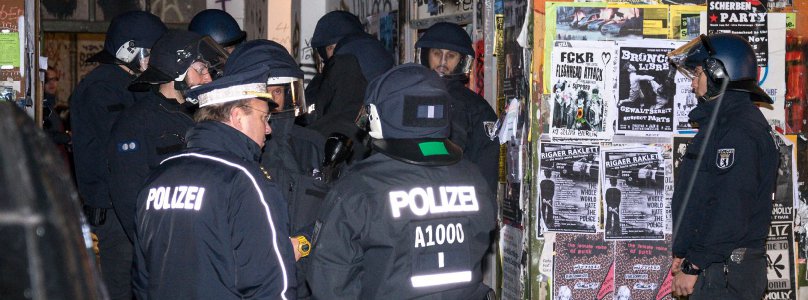 Polizisten stehen am 13.01.2016 in Berlin vor einem Haus in der Rigaer Straße.