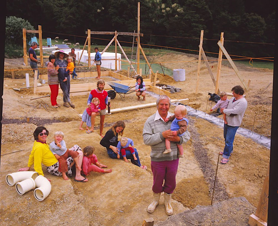 Falsche Idylle auf der Baustelle: Dieses Foto aus der Frühzeit von Centrepoint zeigt Bert Potter, den Guru der Gemeinschaft, inmitten einiger Anhänger.