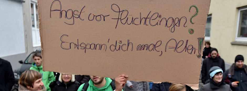 Mehr als 500 Menschen beteiligen sich am 09.01.2016 in Dreieich (Hessen) an einer Demonstration gegen Fremdenfeindlichkeit und Rassismus.