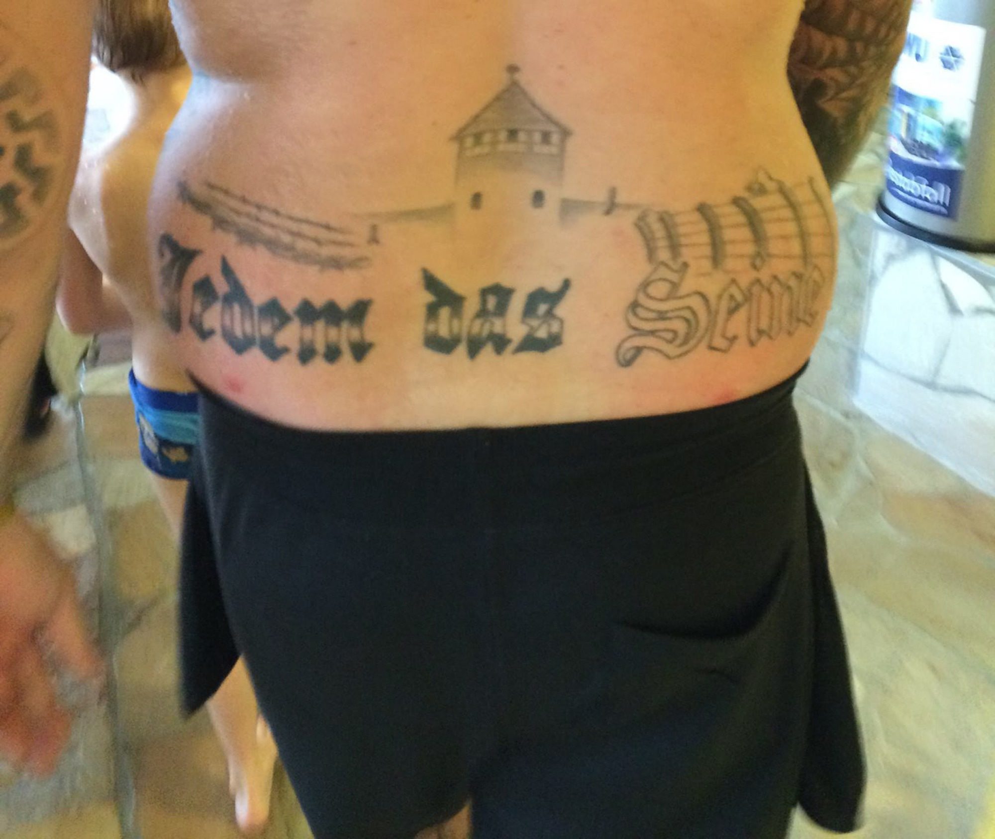 NPD-Mann steht wegen Nazi-Tattoos im Spaßbad vor Gericht