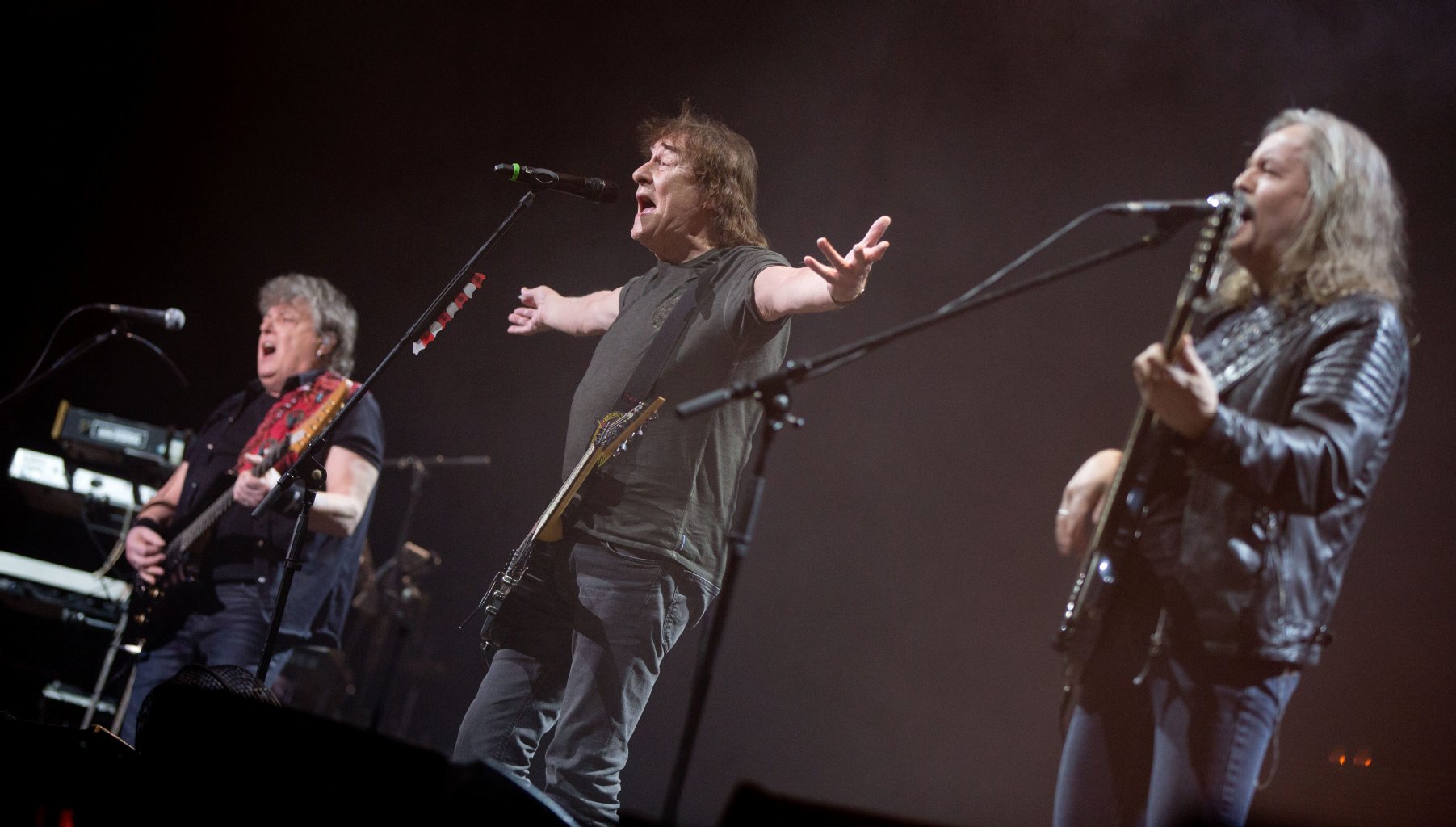 Die Band Puhdys mit Sänger Dieter Birr (M), Bassgitarrist Peter Rasym (r) und Gitarrist Dieter Hertrampf (l) beim letzten Konzert der Abschiedstournee in der Mercedes Benz-Arena in Berlin.