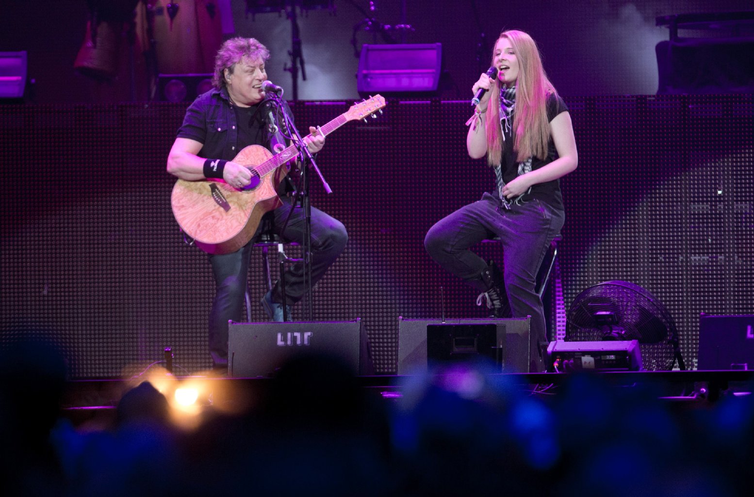 Dieter "Quaster" Hertrampf (l) und dessen Tochter Kimmy beim Puhdys-Konzert in Berlin.