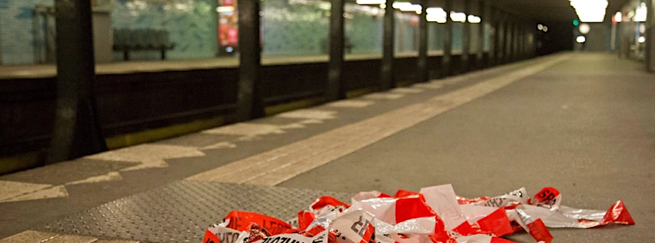 Am Dienstagabend schubst ein 28-Jähriger eine 20-Jährige am U-Bahnhof Ernst-Reuter-Platz auf die Gleise. Die Frau stirbt.