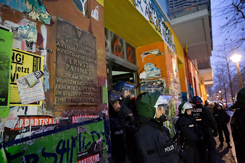 Polizisten stehen vor dem Haus in der Rigaer Straße 94 in Berlin-Friedrichshain.