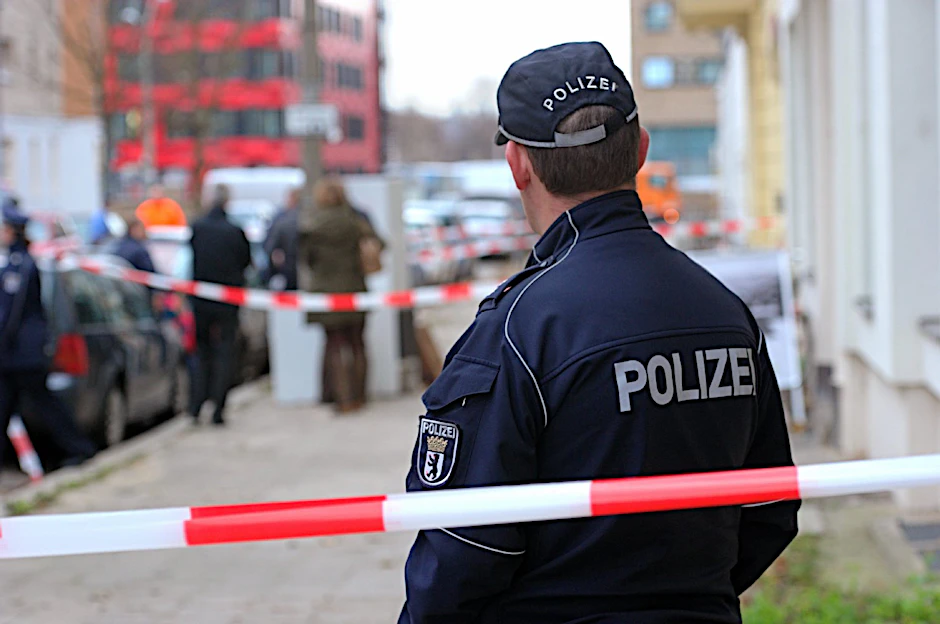 ARCHIV - Ein Polizist sichert am 20.11.2015 an der Lehmbruckstraße in Berlin einen Tatort. Rund zwei Monate nach dem Fund einer Babyleiche in Berlin-Friedrichshain hat die Polizei die Mutter ermittelt.